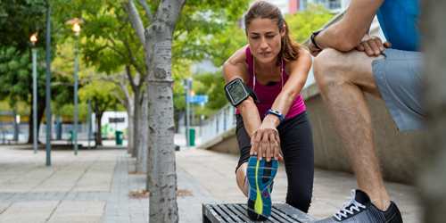 Duas mulheres a praticar desporto Duas mulheres a praticar desporto
